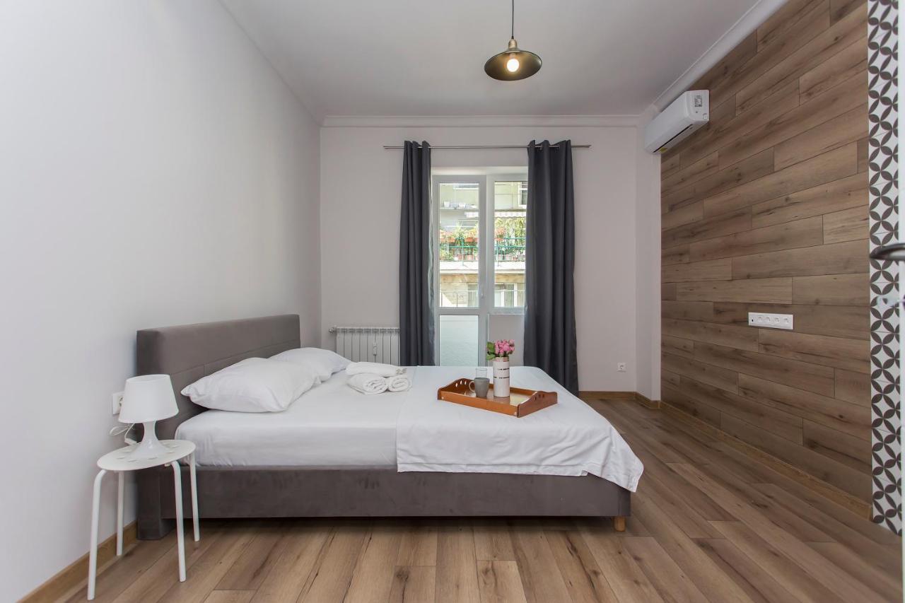 Sunny And Modern 1bdr In The Center